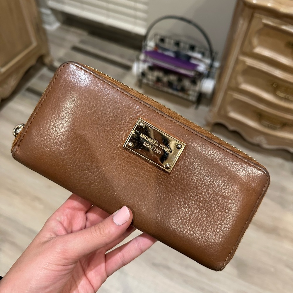 tan/brown Michael Kors Zipper wallet!!